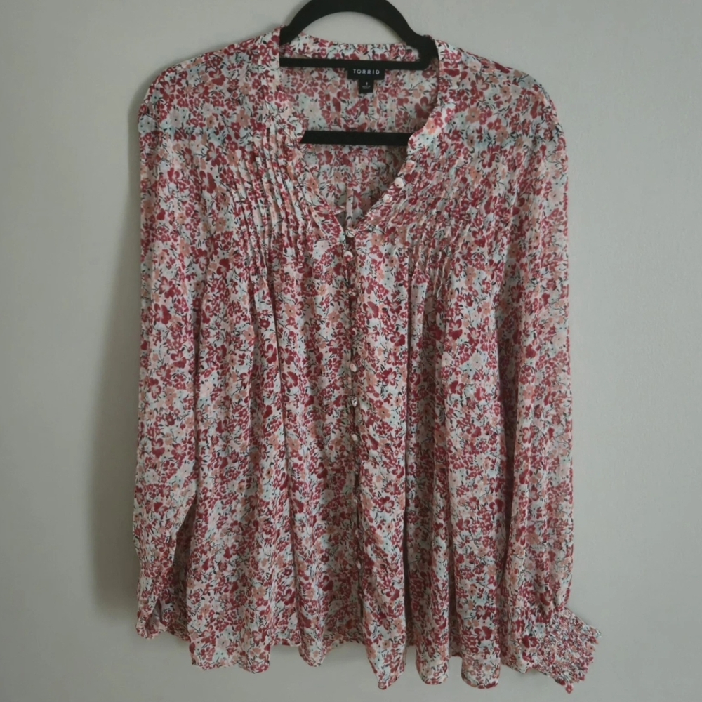 Torrid Floral Lightweight Blouse Size 1 Botton Details